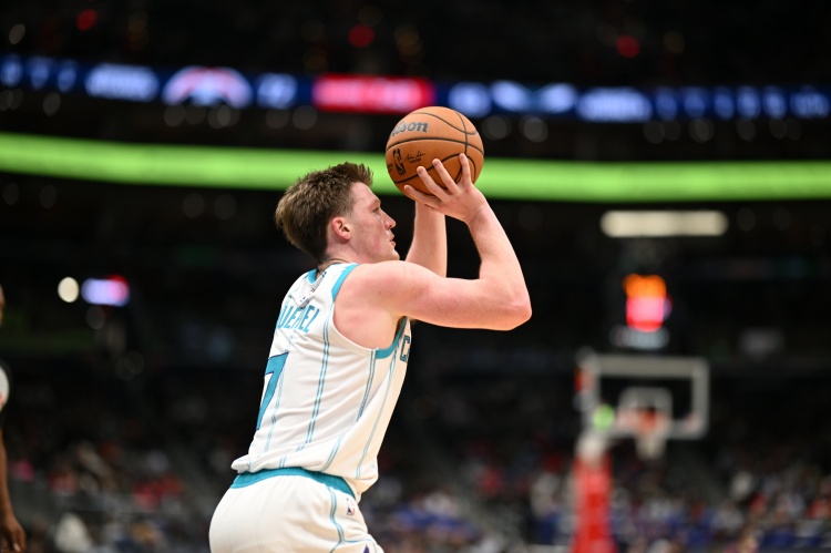 从接球就被限制!4号秀克尼佩尔12中8拿到18分5板4助