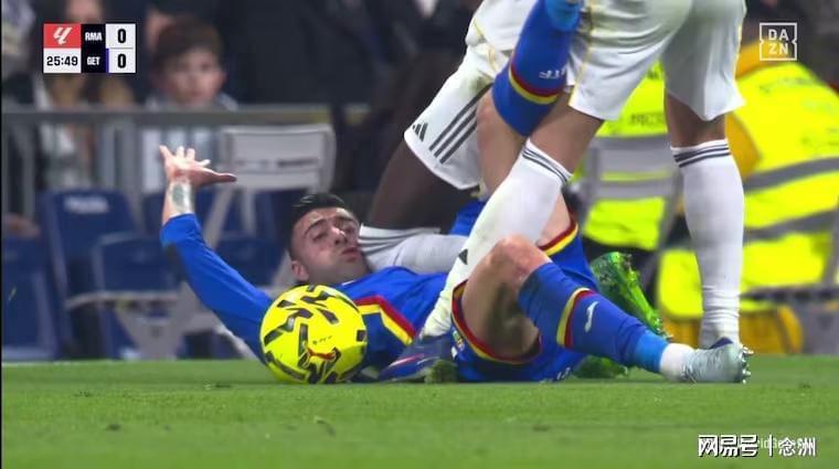 皇马耻辱一战!恶汉膝盖顶对手头部逃红牌 8万人高喊:老佛爷下课